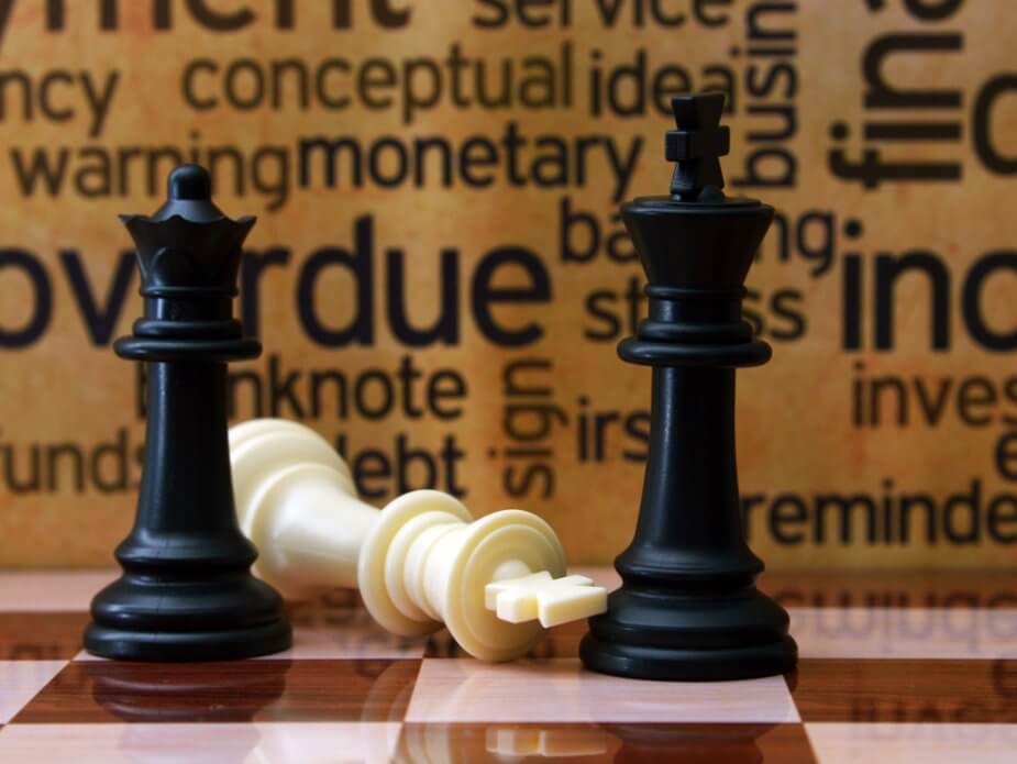 Schachbrett mit Schlagworten zu Businesskonzepten, eher Strategie- als Planspiel