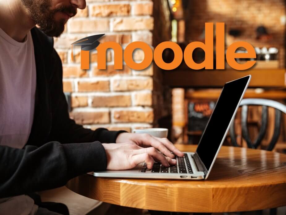 Mann nutzt Moodle an seinem Laptop